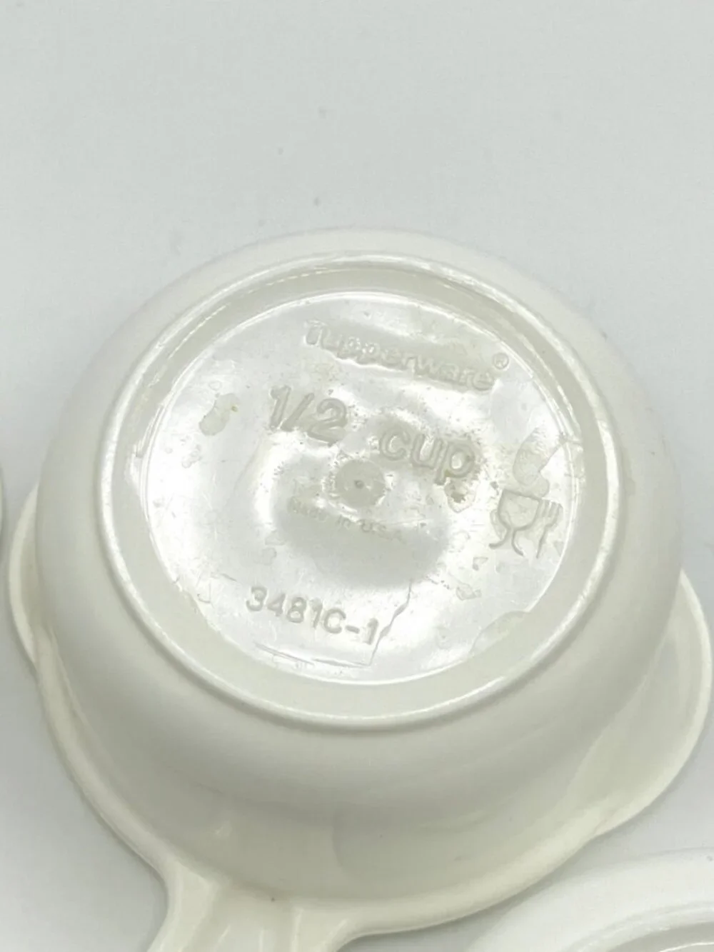 Lot Of 4 TUPPERWEAR 3479C -3482C Curved Handle Measuring Cups White As Pictured